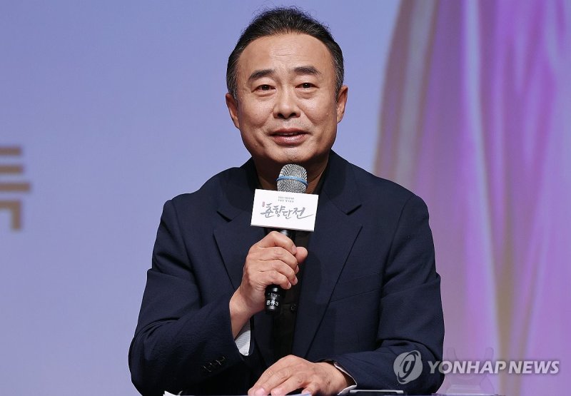 인사말하는 김충한 예술감독 (출처=연합뉴스)