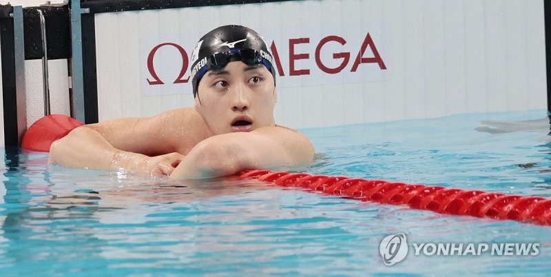 기록 확인하는 최동열 (출처=연합뉴스)