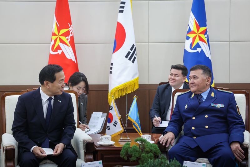 22일 이두희 국방부차관이 국방부에서 사디코프 카이랏 아누아르베코비치카자흐스탄 국방부차관과 양자 회담을 하면서 의견을 나누고 있다. 국방부 제공