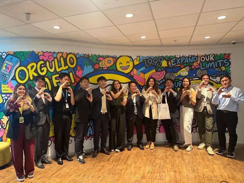 김현우 서울경제진흥원(SBA) 대표이사(왼쪽 다섯번째)와 메르카도리브레 관계자들이 업무협약을 기념해 사진 촬영을 하고 있다. SBA 제공