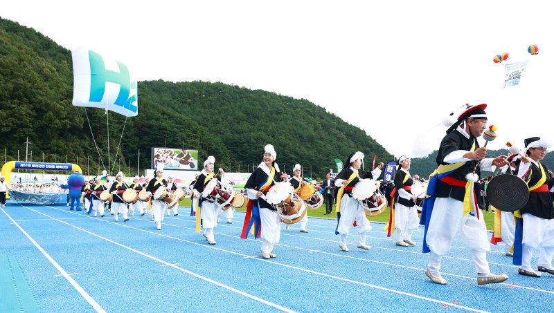 [울진=뉴시스] 안병철 기자 = 지난해 경북 울진종합운동장에서 열린 제51회 울진군민 한마음체육대회 모습.(사진=울진군 제공) 2025.10.22. photo@newsis.com