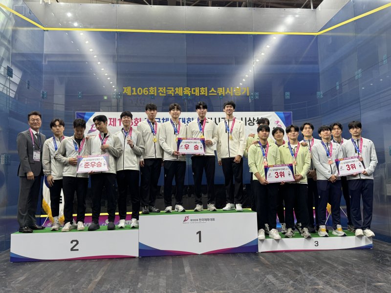 [천안=뉴시스] 충남체육회 스쿼시팀 남자 단체 선수들이 제106회 전국체육대회 스쿼시 남자 단체 결승에서 우승을 차지해 포디움 맨 위에 올랐다. (사진=충남스쿼시연맹 제공) 2025.10.22 photo@newsis.com *재판매 및 DB 금지