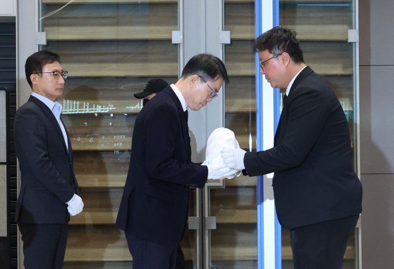 [인천공항=뉴시스] 권창회 기자 = 캄보디아 범죄단지에서 고문을 당해 숨진 한국인 대학생 A(22)씨의 유해가 21일 오전 인천국제공항 2터미널을 통해 송환돼 안중만 경북경찰청 형사기동대장에게 인수되고 있다. 2025.10.21. kch0523@newsis.com
