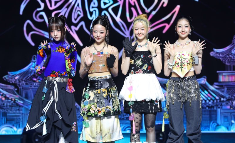 [서울=뉴시스] 김혜진 기자 = 그룹 비비업(왼쪽부터 킴, 팬, 수연, 지윤)이 22일 오후 서울 용산구 블루스퀘어에서 열린 새 앨범 발매 기념 쇼케이스에서 포즈를 취하고 있다. 2025.10.22. jini@newsis.com