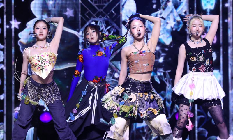 [서울=뉴시스] 김혜진 기자 = 그룹 비비업이 22일 오후 서울 용산구 블루스퀘어에서 열린 새 앨범 발매 기념 쇼케이스에서 무대를 선보이고 있다. 2025.10.22. jini@newsis.com