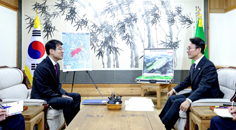 [대구=뉴시스] 이무열 기자 = 김민석(오른쪽) 국무총리가 22일 대구 중구 대구시청 동인청사를 방문해 김정기 대구시장 권한대행과 대구시 현안 사업에 대해 논의하고 있다. 2025.10.22. lmy@newsis.com