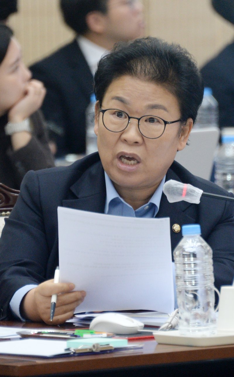 [전주=뉴시스] 김얼 기자 = 더불어민주당 문정복 국회의원이 22일 전북 전주시 전북대학교에서 열린 '2025년도 교육위원회 국정감사'에 참석해 발언하고 있다. 2025.10.22. pmkeul@newsis.com