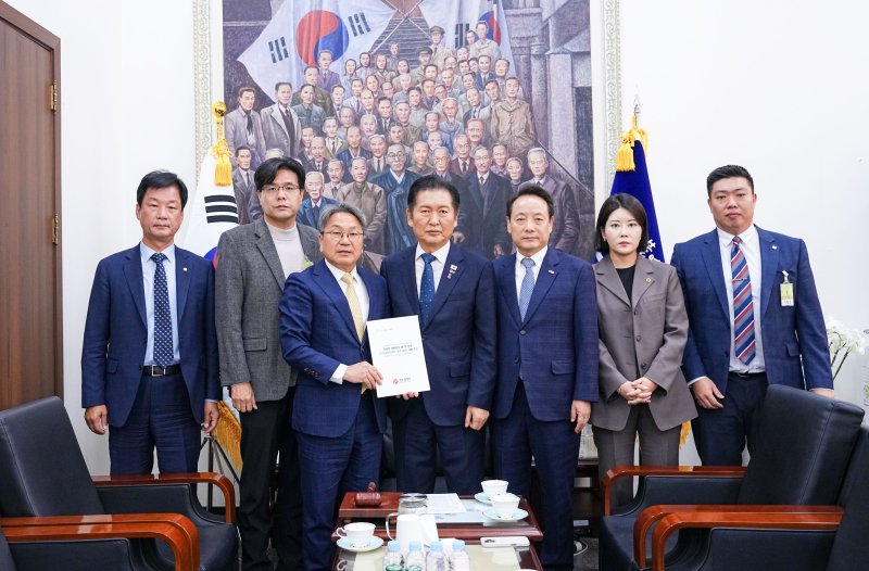 강기정 광주시장을 비롯한 광주 미래산업 비상회의 대표단이 22일 서울 국회 본관에서 정청래 더불어민주당 대표를 만나 '국가AI컴퓨팅센터 광주 설립' 이행을 촉구하는 성명서를 전달하고 있다.(광주시 제공. 재판매 및 DB 금지) 2025.10.22/뉴스1