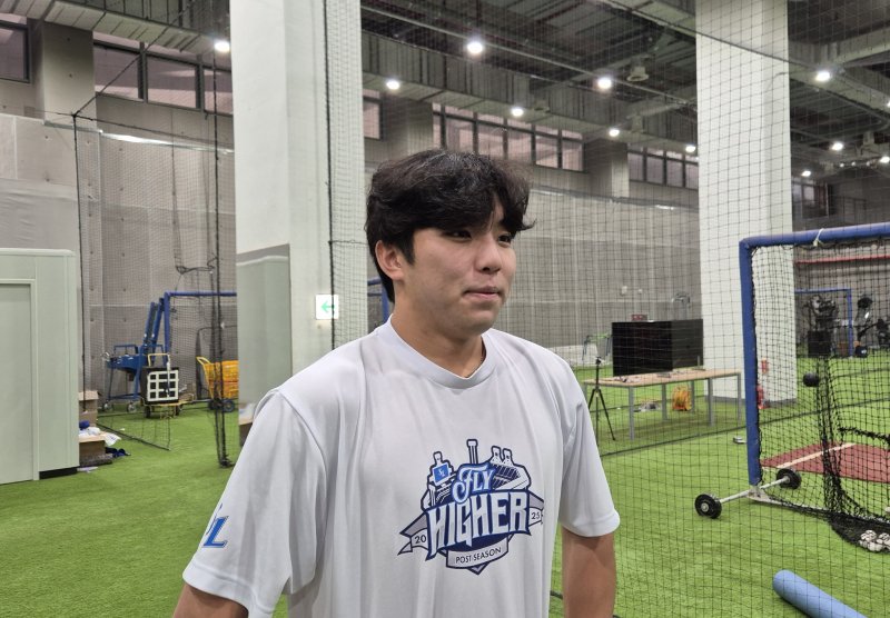 [대구=뉴시스] 문채현 기자 = 프로야구 삼성 라이온즈의 김영웅이 22일 대구 삼성라이온즈파크에서 열리는 한화 이글스와의 2025 신한 쏠뱅크 KBO 포스트시즌 PO 4차전을 앞두고 취재진을 만나 인터뷰를 하고 있다. 2025.10.22. dal@newsis.com *재판매 및 DB 금지