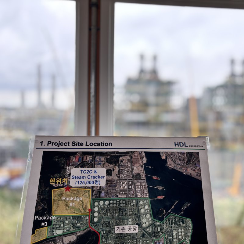 [울산=뉴시스] 신항섭 기자 = 에쓰오일 샤힌 프로젝트의 전체 컨소시엄을 맡고 있는 현대건설은 21일 공정률이 85%를 넘어섰다고 밝혔다. 사진은 샤힌 프로젝트 사업 진행 상황판. 2025.10.21. hangseob@newsis.com *재판매 및 DB 금지