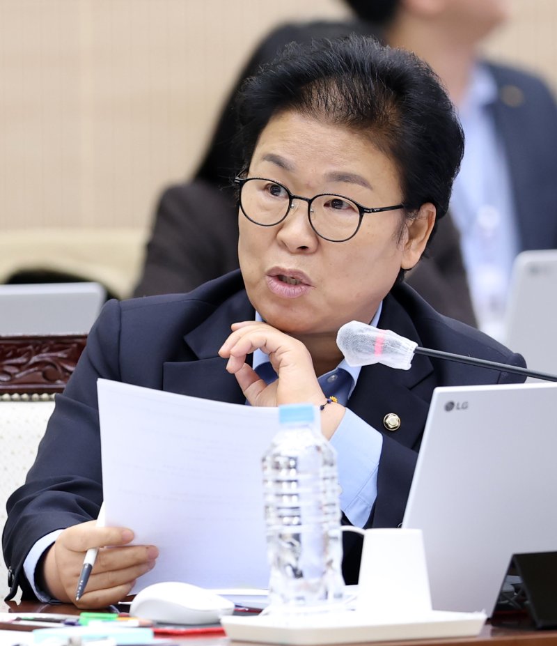 문정복 더불어민주당 의원이 22일 전북 전주시 전북대학교 진수당에 열린 국회 교육위원회 국정감사에서 질의를 하고 있다. 2025.10.22/뉴스1 ⓒ News1 유경석 기자