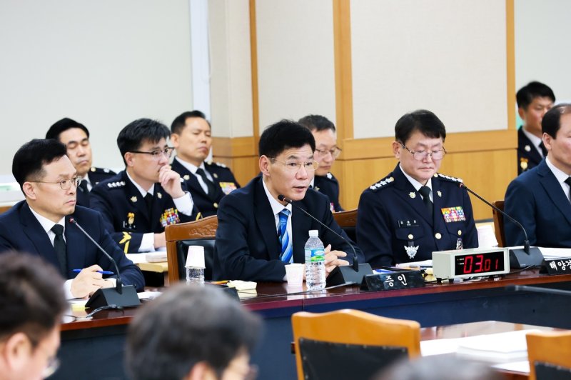 국감서 발언하는 안성식 전 기획조정관(가운데) (출처=연합뉴스)