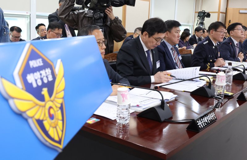 [인천=뉴시스] 전진환 기자 = 김용진(오른쪽 두번째) 해양경찰청장이 22일 인천 연수구 해양경찰청에서 열린 국회 농림축산식품해양수산위원회의 해양경찰청 등에 대한 국정감사에서 의원 질의에 답하고 있다 2025.10.22. amin2@newsis.com