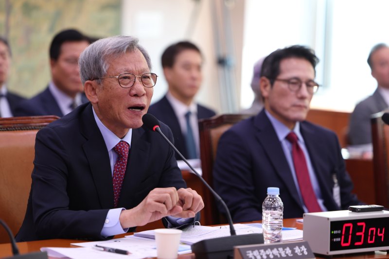 [서울=뉴시스] 김명년 기자 = 유홍준 국립중앙박물관장이 22일 오전 서울 여의도 국회 문화체육관광위원회에서 열린 국립중앙박물관 등에 대한 국정감사에서 질의에 답하고 있다. 2025.10.22. kmn@newsis.com