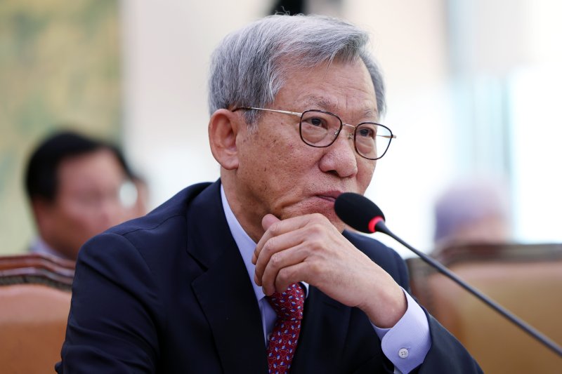 [서울=뉴시스] 김명년 기자 = 유홍준 국립중앙박물관장이 22일 오전 서울 여의도 국회 문화체육관광위원회에서 열린 국립중앙박물관 등에 대한 국정감사에서 턱을 괴고 있다. 2025.10.22. kmn@newsis.com