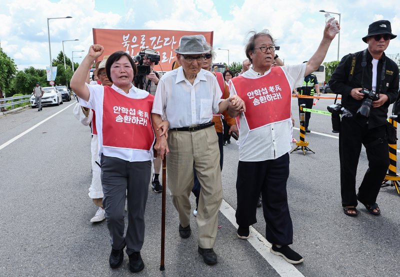 비전향장기수 안학섭 씨가 지난 8월 20일 경기 파주 통일대교에서 북한 송환을 요구하며 북쪽 방면으로 향하고 있다. 뉴스1