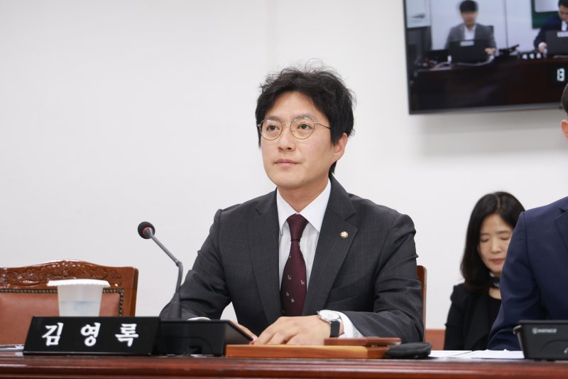 [창원=뉴시스] 강경국 기자 = 김영록 경남 창원시의원이 22일 창원시 대상포진 예방접종 비용 지원에 관한 조례안을 발의하고 있다. (사진=창원시의회 제공). 2025.10.22. photo@newsis.com *재판매 및 DB 금지