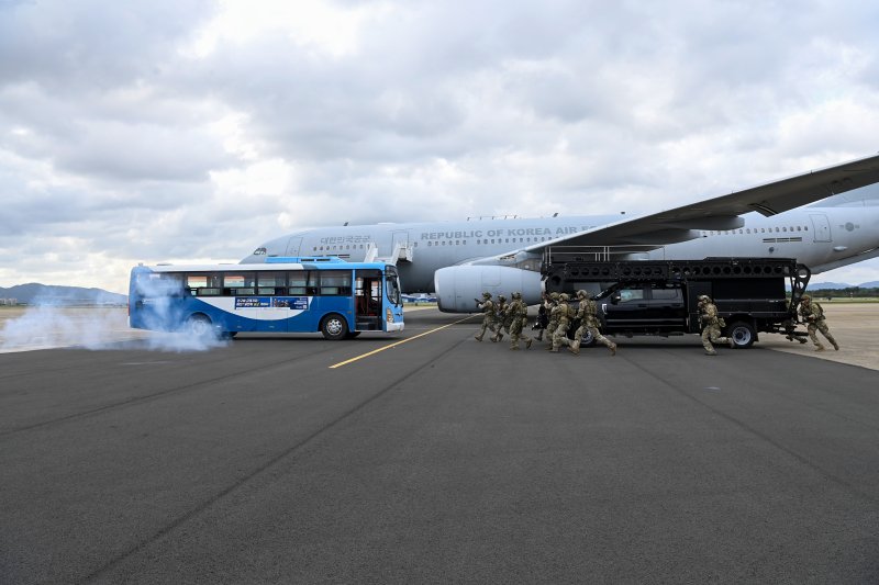 공군 제5공중기동비행단이 22일 김해공항에서 APEC 참가국 대표단 항공기 피랍을 가정하고 대테러 종합훈련을 실시하고 있다.(공군 제5공중비행단 제공. 재판매 및 DB 금지)