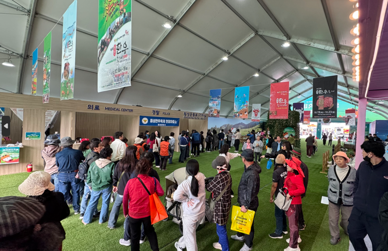 제21회 횡성한우축제가 22일 막을 올린 가운데 축제장을 찾은 방문객들의 발길이 이어지고 있다. 횡성군 제공