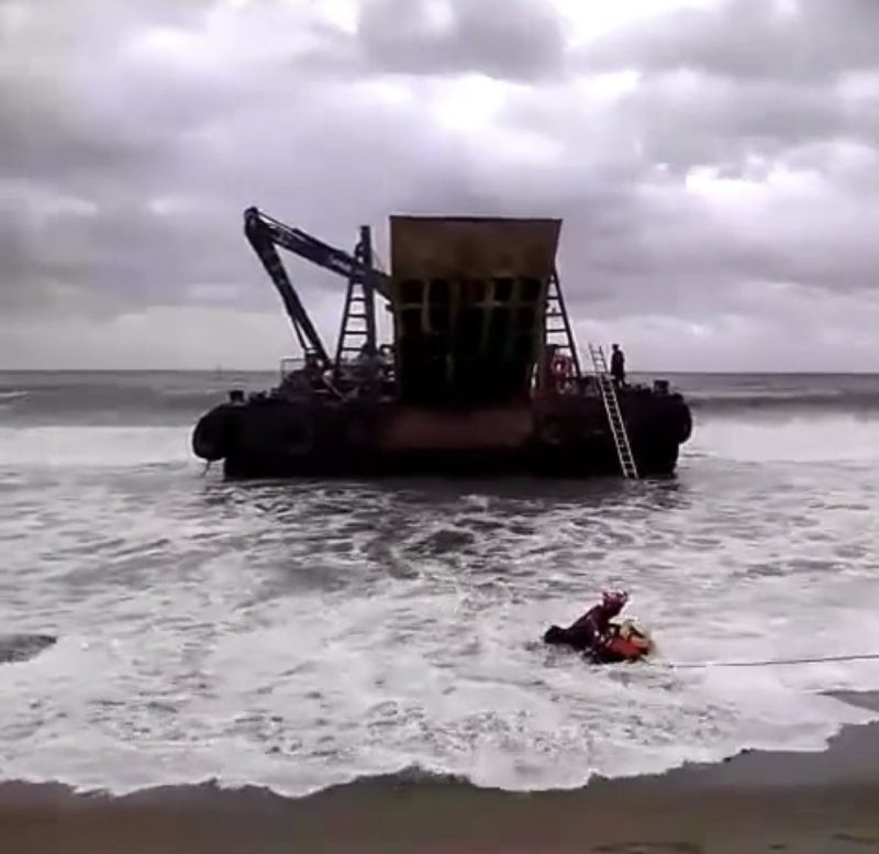 [울산=뉴시스] 박수지 기자 = 22일 오후 부산 기장군 임랑해수욕장 앞 해상에서 499t급 공사부선 A호가 표류 중이다. (사진=울산해양경찰서 제공) 2025.10.22. photo@newsis.com *재판매 및 DB 금지