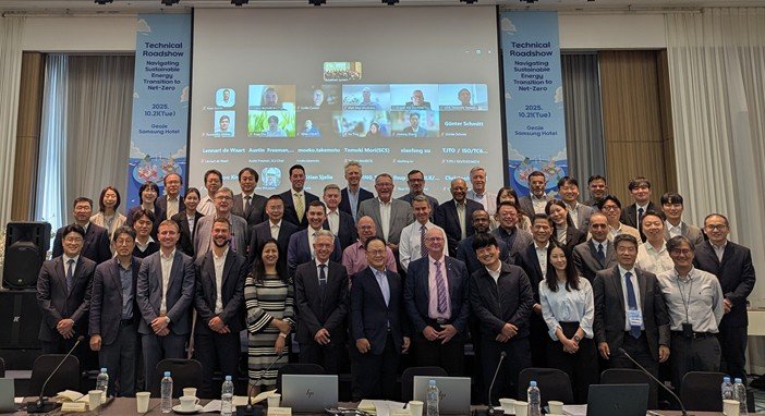 [서울=뉴시스] TC67 총회 개회식 주요 참석자들이 기념촬영을 하고 있다. (사진=화재보험협회 제공) 2025.10.22. photo@newsis.com *재판매 및 DB 금지