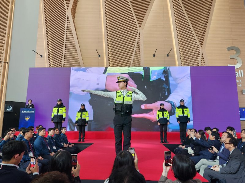 22일 인천 송도컨벤시아에서 열린 '제7회 국제치안산업대전'에서 경찰복제 쇼케이스 행사를 하고 있다. (경찰청 제공. 재판매 및 DB금지) 2025.10.22/뉴스1