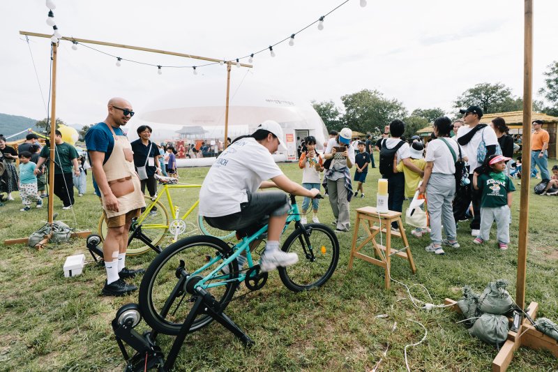 자가동력 발전 주스 체험 모습(서산문화재단 제공. 재판매 및 DB금지)2025.10.22/뉴스1