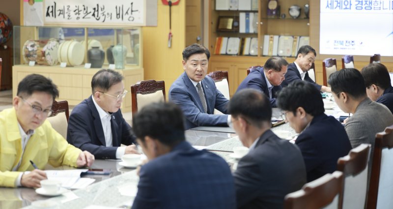 [전주=뉴시스] 16일 전북특별자치도청 회의실에서 열린 2026년 국가예산 확보 국회단계 전략회의에 김관영 전북지사가 회의를 주재하고 있다. 2025.10.16 (사진= 전북자치도 제공) *재판매 및 DB 금지