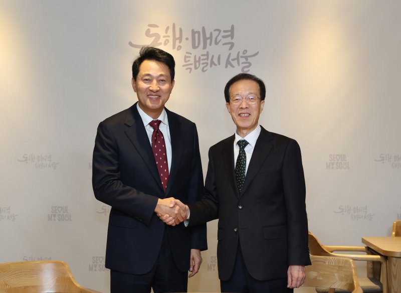 이석연 국민통합위원회 위원장은 22일 오세훈 서울시장을 면담하고 국민통합에 대한 조언과 협력을 요청했다.(국민통합위원회 제공) 2025.10.22/뉴스1 ⓒ News1 한병찬 기자