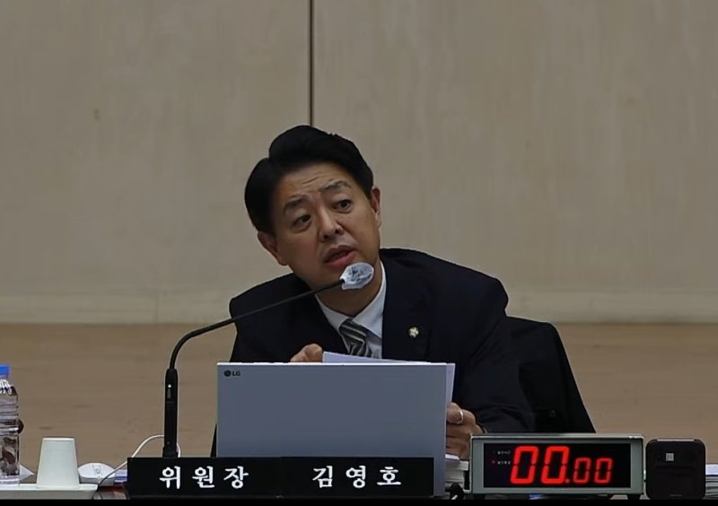 22일 전북대서 열린 광주교육청 등 국정감사에서 질의하는 김영호 국회 교육위원장.(국회방송 갈무리. 재배포 및 DB 금지)