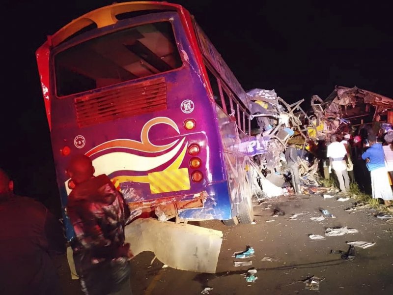 [AP/뉴시스] 우간다 북부 고속도로소 21일 자정 지나 버스 두 대가 각각 정면충돌하는 사고로 63명이 사망했다