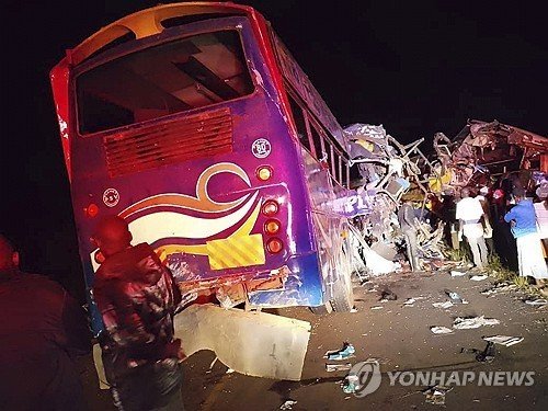 우간다 서부 고속도로 교통사고 현장 (출처=연합뉴스)