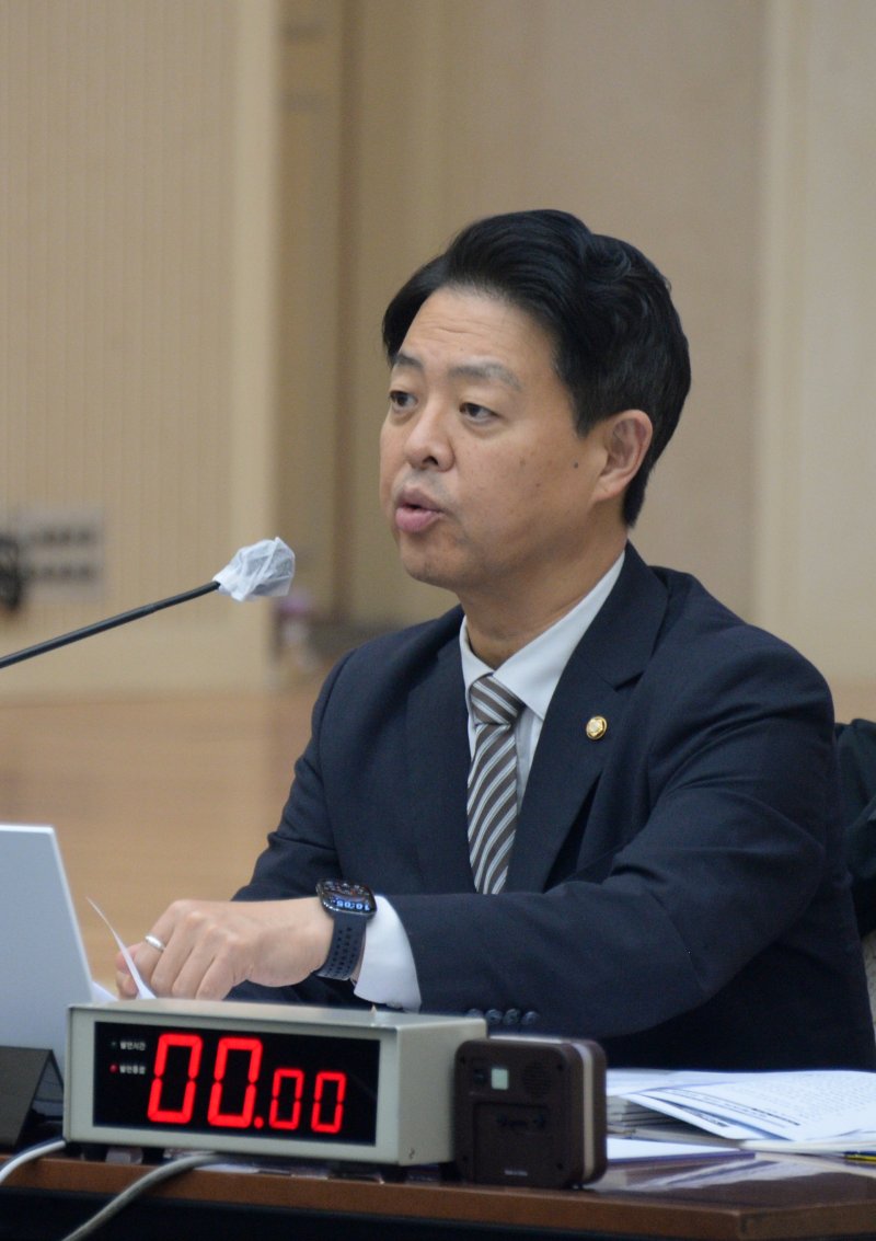 [전주=뉴시스] 김얼 기자 = 김영호(더불어민주당) 국회 교육위원장이 22일 전북 전주시 전북대학교에서 열린 2025년 국정감사에 참석해 발언하고 있다. 2025.10.22. pmkeul@newsis.com