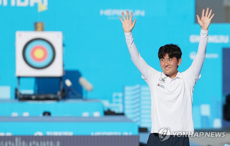 김제덕 '두 손 번쩍 들고' (출처=연합뉴스)