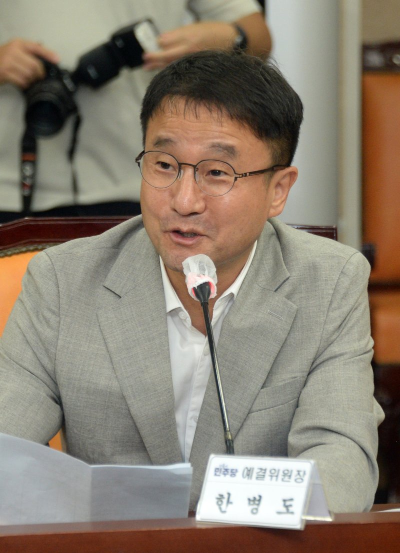 [전주=뉴시스] 김얼 기자 = 한병도 더불어민주당 예결위원장이 16일 전북 전주시 전북특별자치도청 종합상황실에서 열린 전북특별자치도-더불어민주당 예산정책협의회에 참석해 인사말을 하고 있다. 2025.09.16. pmkeul@newsis.com