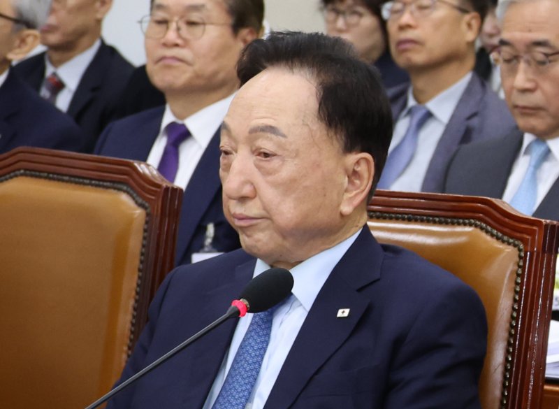 [서울=뉴시스] 김금보 기자 = 김철수 대한적십자사 회장이 22일 서울 여의도 국회에서 열린 보건복지위원회 국정감사에 출석해 있다. 2025.10.22. kgb@newsis.com