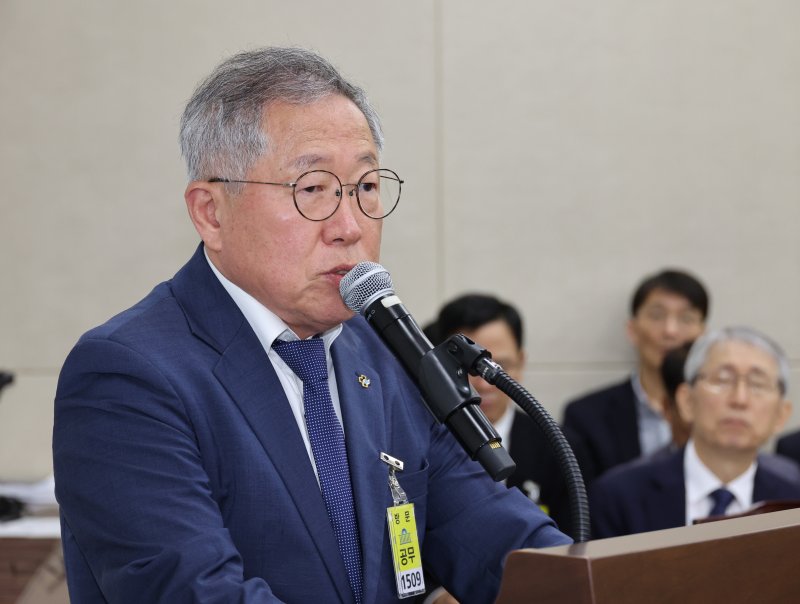 [서울=뉴시스] 김금보 기자 = 김영완 전국지방의료원 연합회 회장이 22일 서울 여의도 국회에서 열린 보건복지위원회의 한국보건산업진흥원 등에 대한 국정감사에서 질의에 답하고 있다. 2025.10.22. kgb@newsis.com