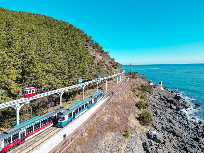 부산 해운대 블루라인파크 해변열차. 국가철도공단 제공