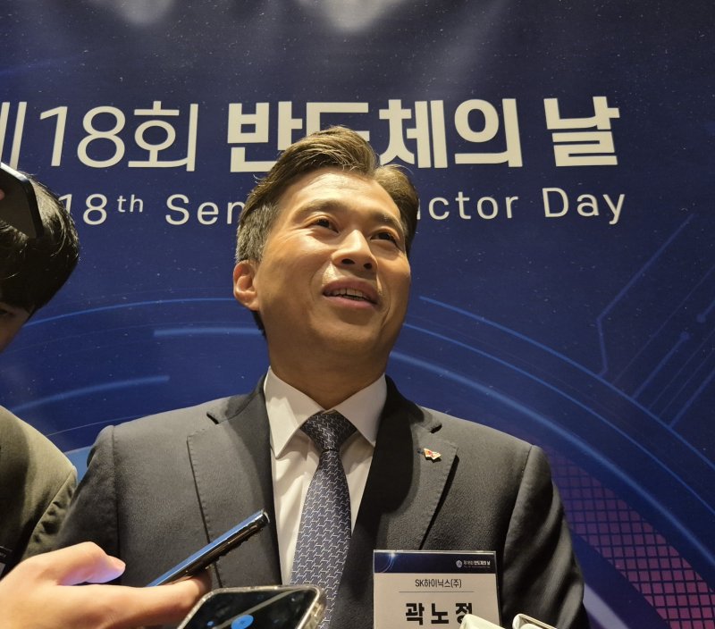 곽노정 SK하이닉스 대표이사 사장이 22일 강남구 그랜드 인터컨티넨탈 서울 파르나스에서 열린 제18회 반도체의 날 행사에 참석하기 전 기자들과 질의응답을 하고 있다. 2025.10.22 ⓒ News1 최동현 기자