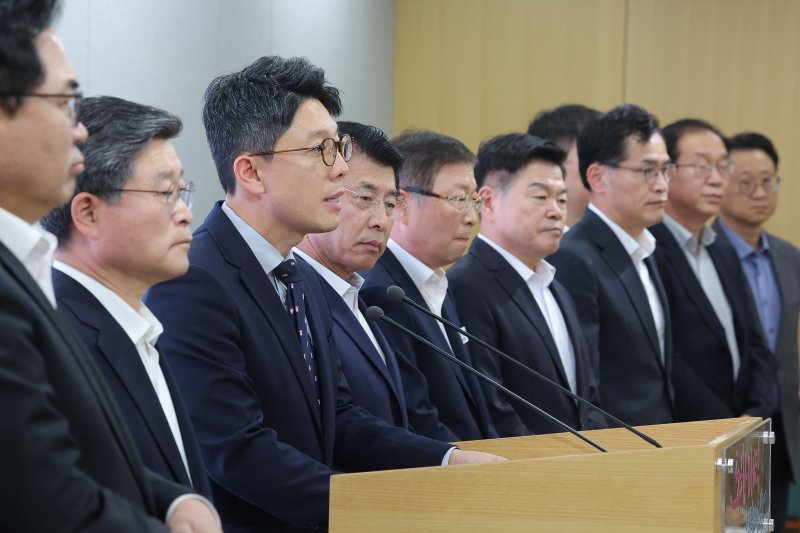 김병민 서울시 정무부시장(왼쪽 세번째)과 국민의힘 소속 15개구 구청장, 부구청장들이 22일 서울시청에서 정부의 10·15 부동산 대책 관련 공동성명서 발표 기자회견을 하고 있다. 연합뉴스