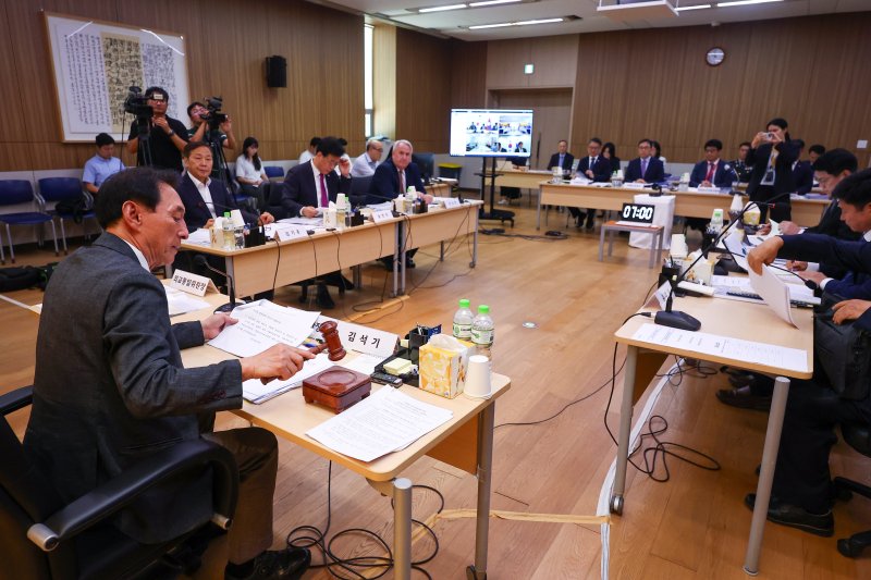 캄보디아서 열린 국감 캄보디아 프놈펜 주캄보디아 대사관에서 22일 열린 국회 외교통일위원회 주캄보디아·주베트남·주태국·주라오스대사관 국정감사에서 김석기 위원장(왼쪽)이 의사봉을 두드리며 개회를 선언하고 있다. 연합뉴스