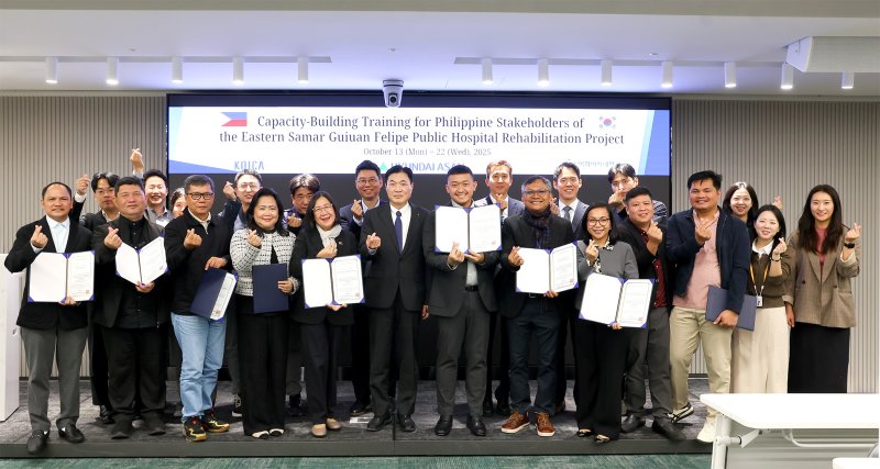 현대아산 이백훈 대표(앞줄 왼쪽 네번째)가 지난 21일 KOICA의 '필리핀 동부사말 기안펠리페 아브리고 공공병원 재건 사업' 관계자 초청 연수 수료식에서 필리핀 동부사말주 에바르돈 주지사(앞줄 왼쪽 다섯번째) 등과 기념촬영을 하고 있다. 현대아산 제공