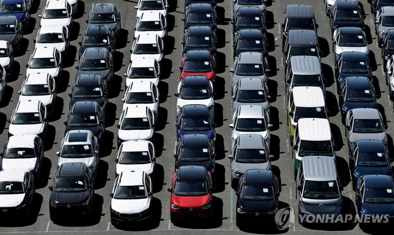 수출 선적 기다리는 독일 자동차 (출처=연합뉴스)