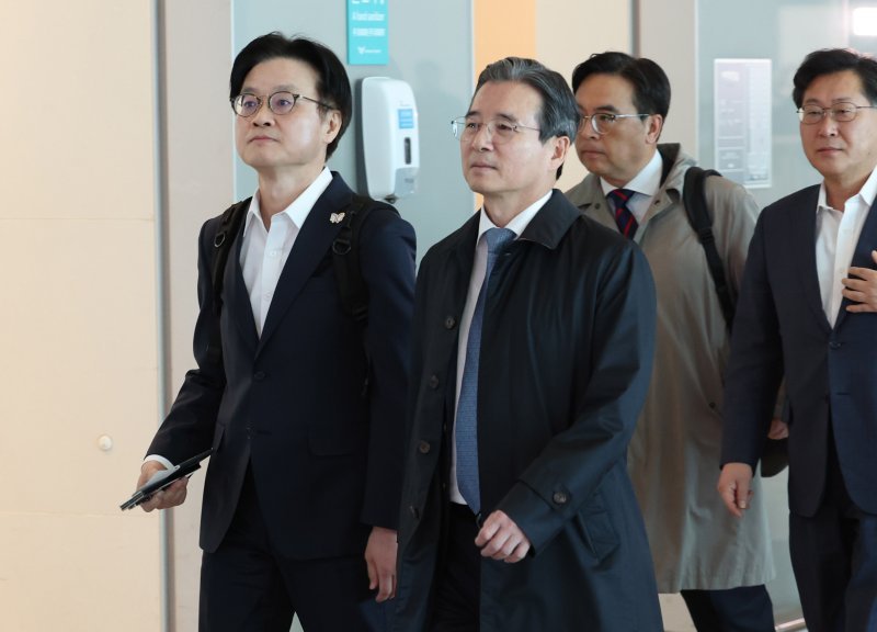 김용범(오른쪽) 대통령정책실장과 김정관 산업통상부 장관이 22일 오전 인천국제공항에서 한미 관세협상 후속 협의를 위해 미국으로 출국하고 있다. /사진=뉴시스