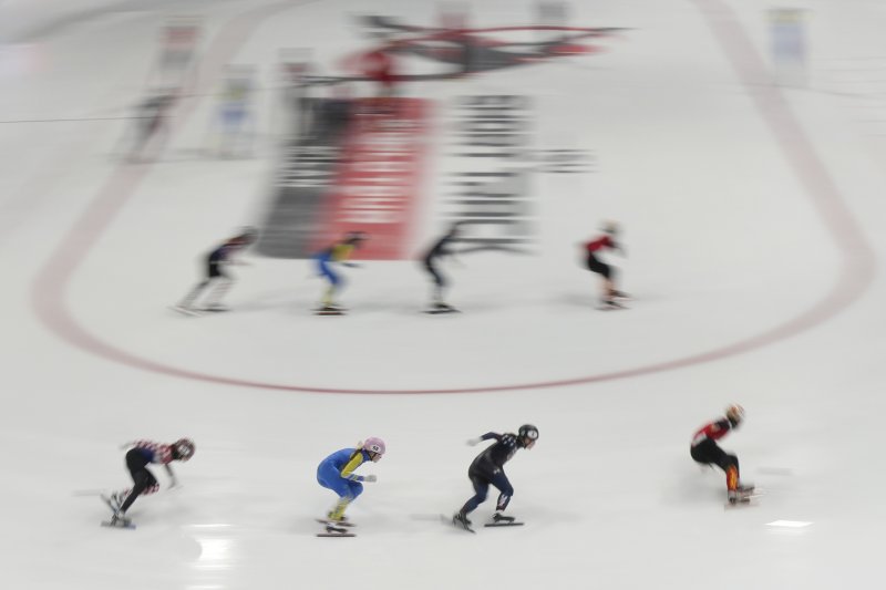 [밀라노=AP/뉴시스] 쇼트트랙 선수들이 15일(한국 시간) 이탈리아 밀라노에서 펼쳐진 2024~2025 국제빙상경기연맹(ISU) 쇼트트랙 월드투어 6차 남자 계주 경기에서 레이스를 펼치고 있다. 2025.02.15.