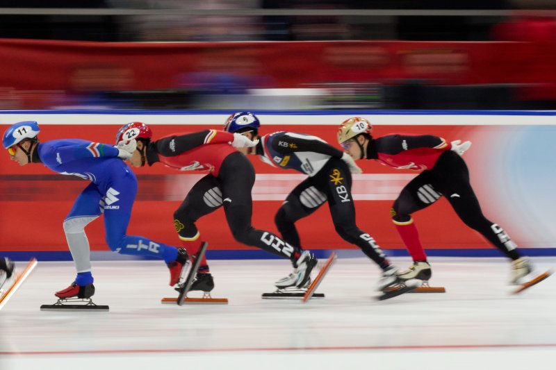 [밀라노=신화/뉴시스] 장성우(오른쪽 세 번째)가 16일(현지 시간) 이탈리아 밀라노 아사고 포럼에서 열린 2024-25 국제빙상경기연맹(ISU) 쇼트트랙 월드 투어 6차 남자 1000m 결승 경기를 펼치고 있다. 장성우는 1분23초220의 기록으로 전날 1500m에 이어 두 번째 동메달을 목에 걸었다. 2025.02.17.