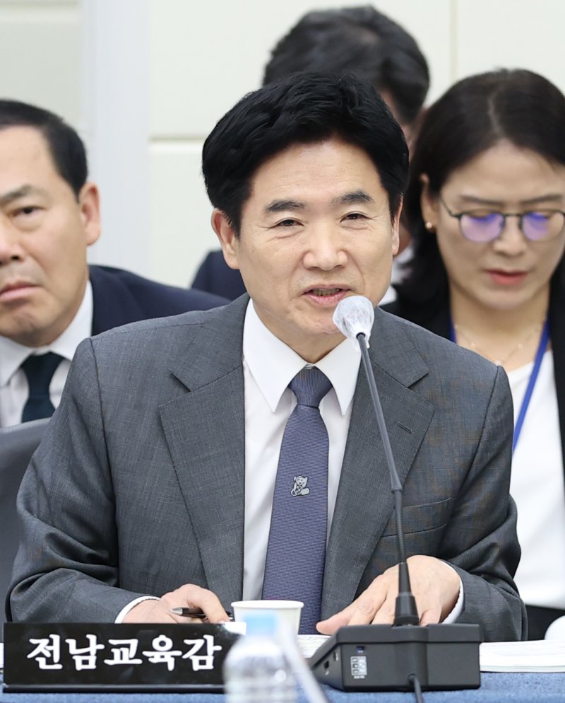 김대중 전남교육감이 22일 전북 전주시 전북대학교 진수당에 열린 국회 교육위원회 국정감사에서 질의에 답변을 하고 있다. 2025.10.22/뉴스1 ⓒ News1 유경석 기자