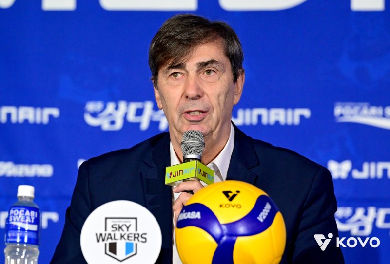 인터뷰하는 필립 블랑 현대캐피탈 감독 (출처=연합뉴스)