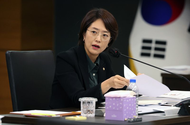 [대구=뉴시스] 이무열 기자 = 더불어민주당 고민정 의원이 22일 대구 수성구 대구광역시교육청에서 열린 경북대학교, 강원대학교, 경북대병원, 강원대병원, 강릉원주대치과병원, 경북대치과병원에 대한 교육위원회 국정감사에서 질의하고 있다. 2025.10.22. lmy@newsis.com