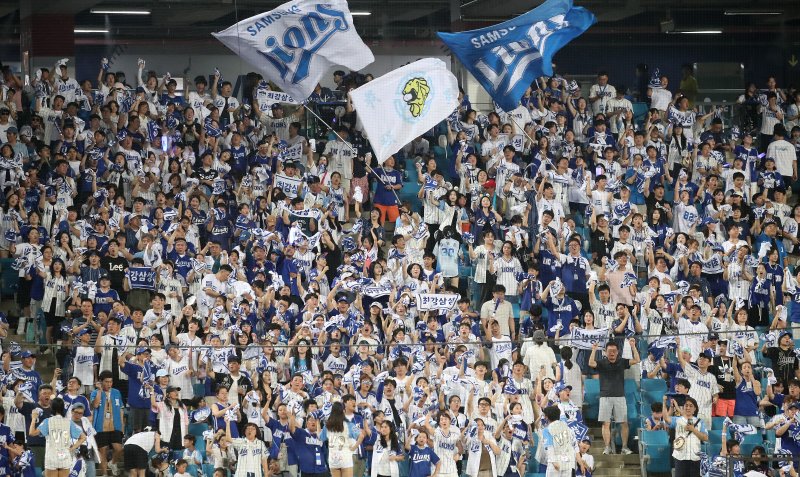 한화와 삼성의 플레이오프 4차전이 열리는 대구 삼성 라이온즈 파크가 매진됐다. /뉴스1 DB ⓒ News1 공정식 기자